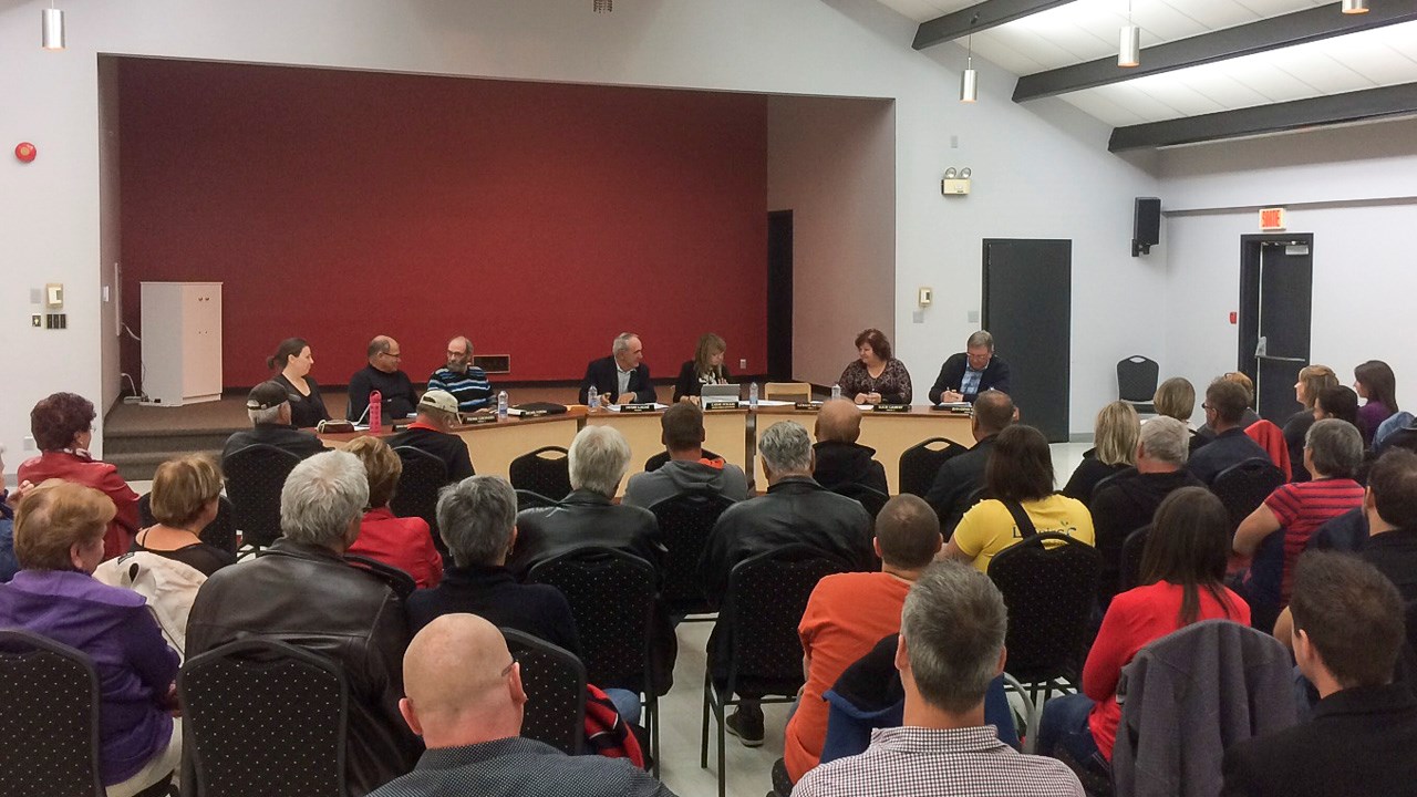 Une dernière assemblée publique émouvante pour le maire de St-Frédéric