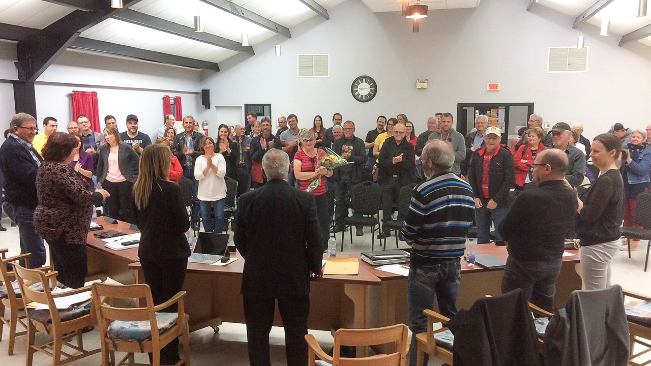 Une dernière assemblée publique émouvante pour le maire de St-Frédéric