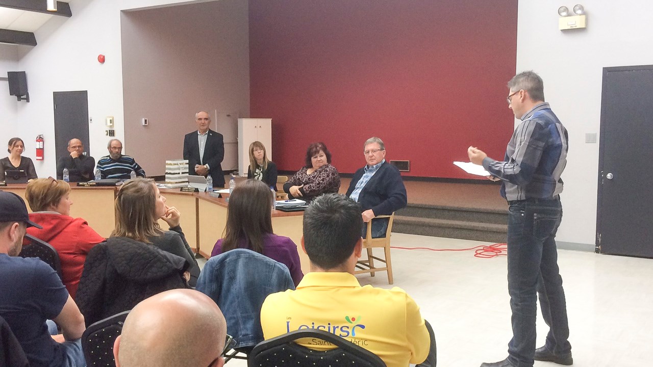 Une dernière assemblée publique émouvante pour le maire de St-Frédéric