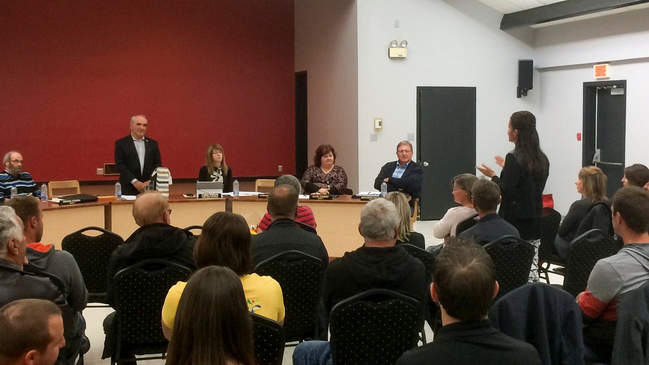 Une dernière assemblée publique émouvante pour le maire de St-Frédéric