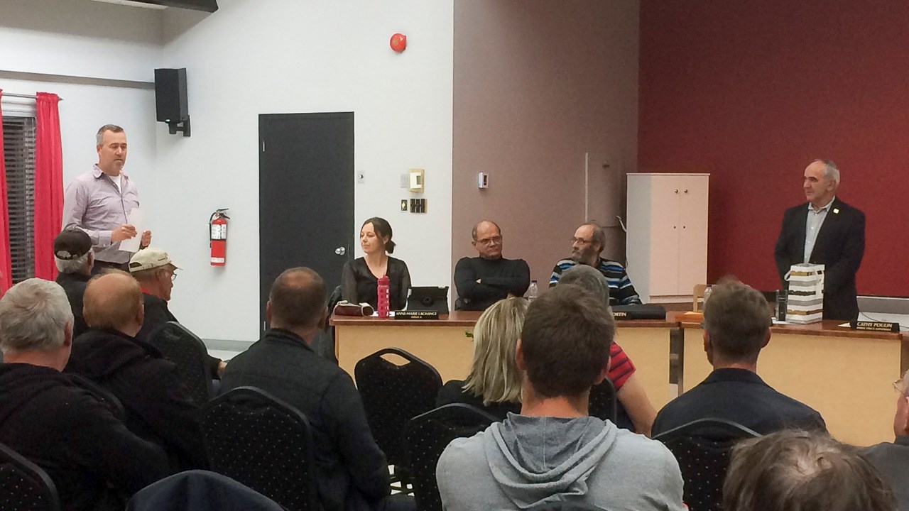 Une dernière assemblée publique émouvante pour le maire de St-Frédéric