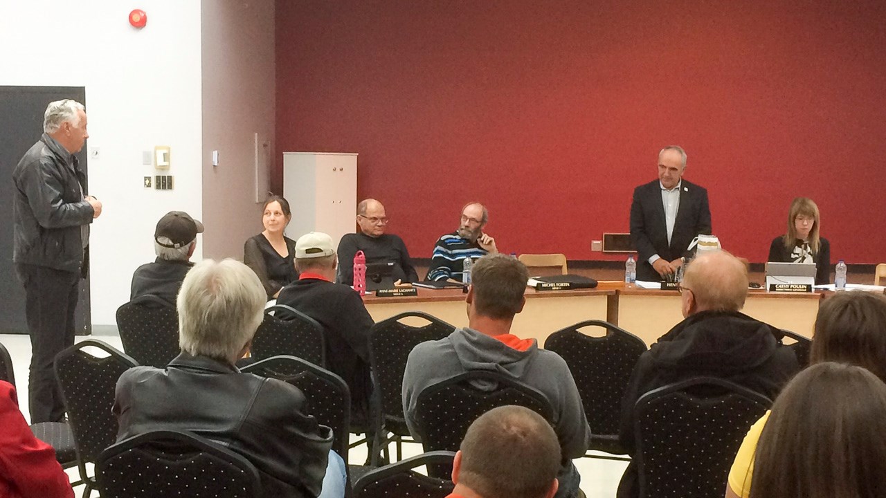 Une dernière assemblée publique émouvante pour le maire de St-Frédéric