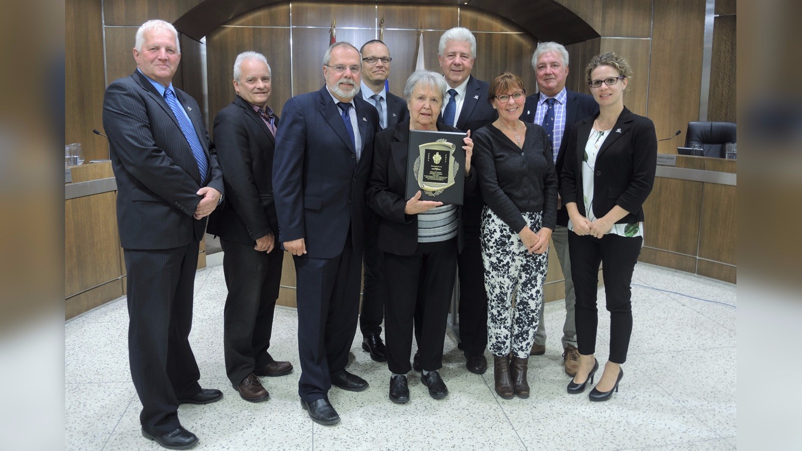 De gauche à droite : Jean Perron, conseiller du district 3, Renaud Fortier, conseiller du district 8, Claude Morin, maire de Saint-Georges, Jean-Pierre Fortier, conseiller du district 6, Irma Quirion, conseillère du district 4, Tom Redmond, conseiller du district 2, Solange Thibodeau, conseillère du district 7, Serge Thomassin, conseiller du district 1 et Manon Bougie, conseillère du district 5 et mairesse suppléante.