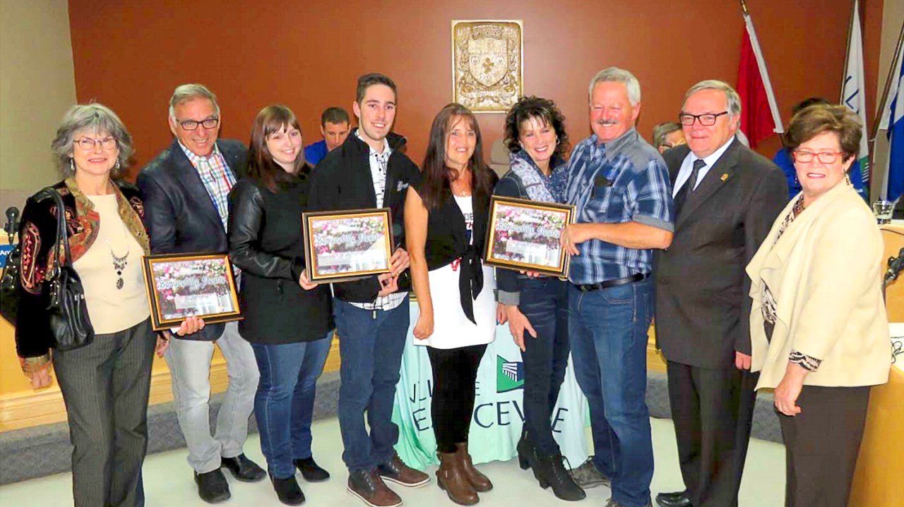 De gauche à droite Ginette Fortin, de la Société d'horticulture, Paul Bolduc, Stéphanie Côté, Christopher Maheux, Francine Roy, présidente de la Société d'horticulture, Thérèse Busque et Yvon Rodrigue, de la Ferme Buroco, Luc Provençal et Francine Bolduc, de la Société d'horticulture.