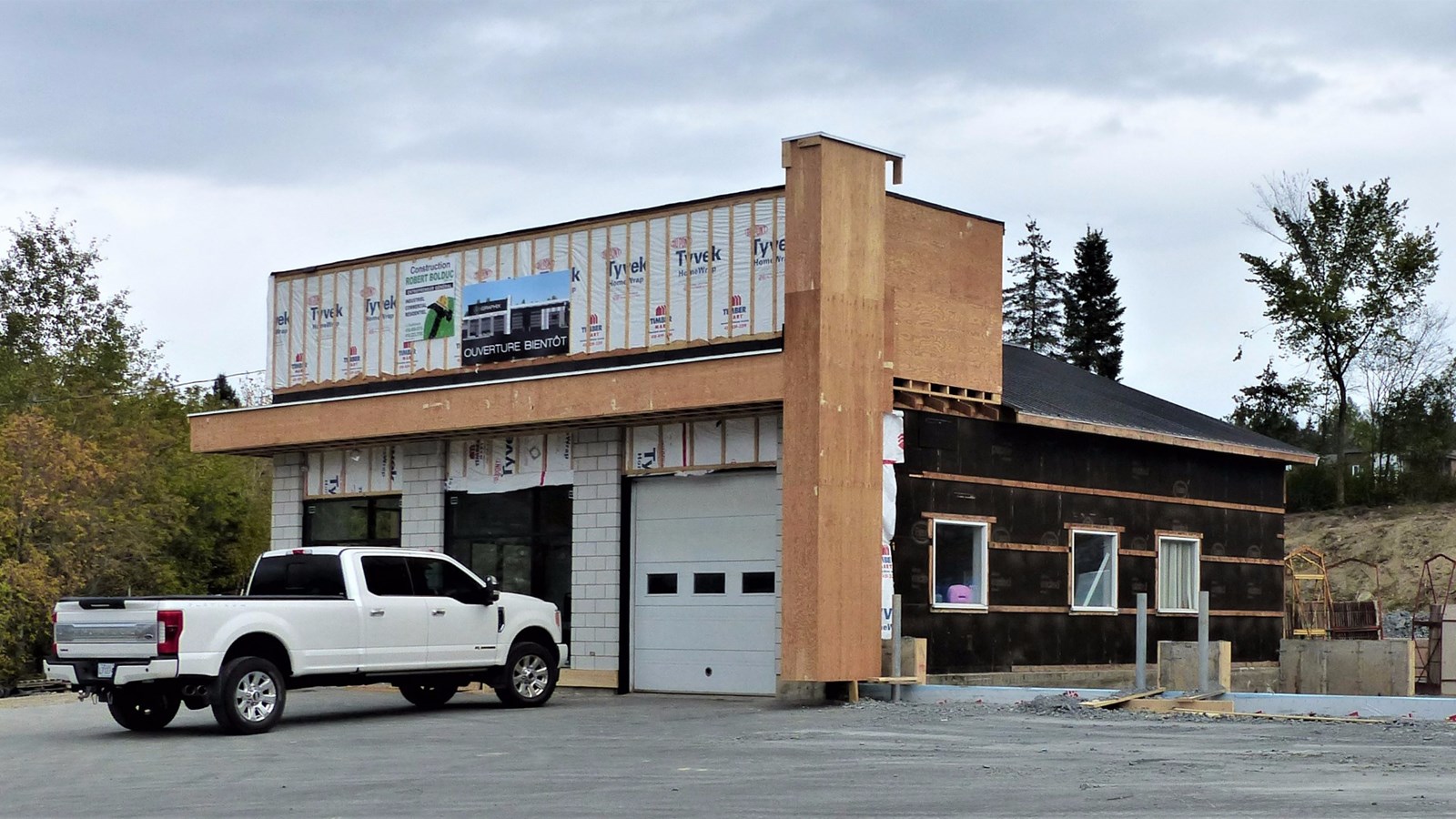 C'est l'entreprise iGraphix qui occupe dorénavant les locaux du Garage Julien et Henri Poulin à Saint-Georges.