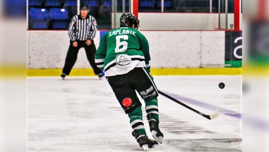 Le joueur Michael Laplante a inscrit les deux premiers buts de la saison 2017-2018 du Giovannina de Sainte-Marie.