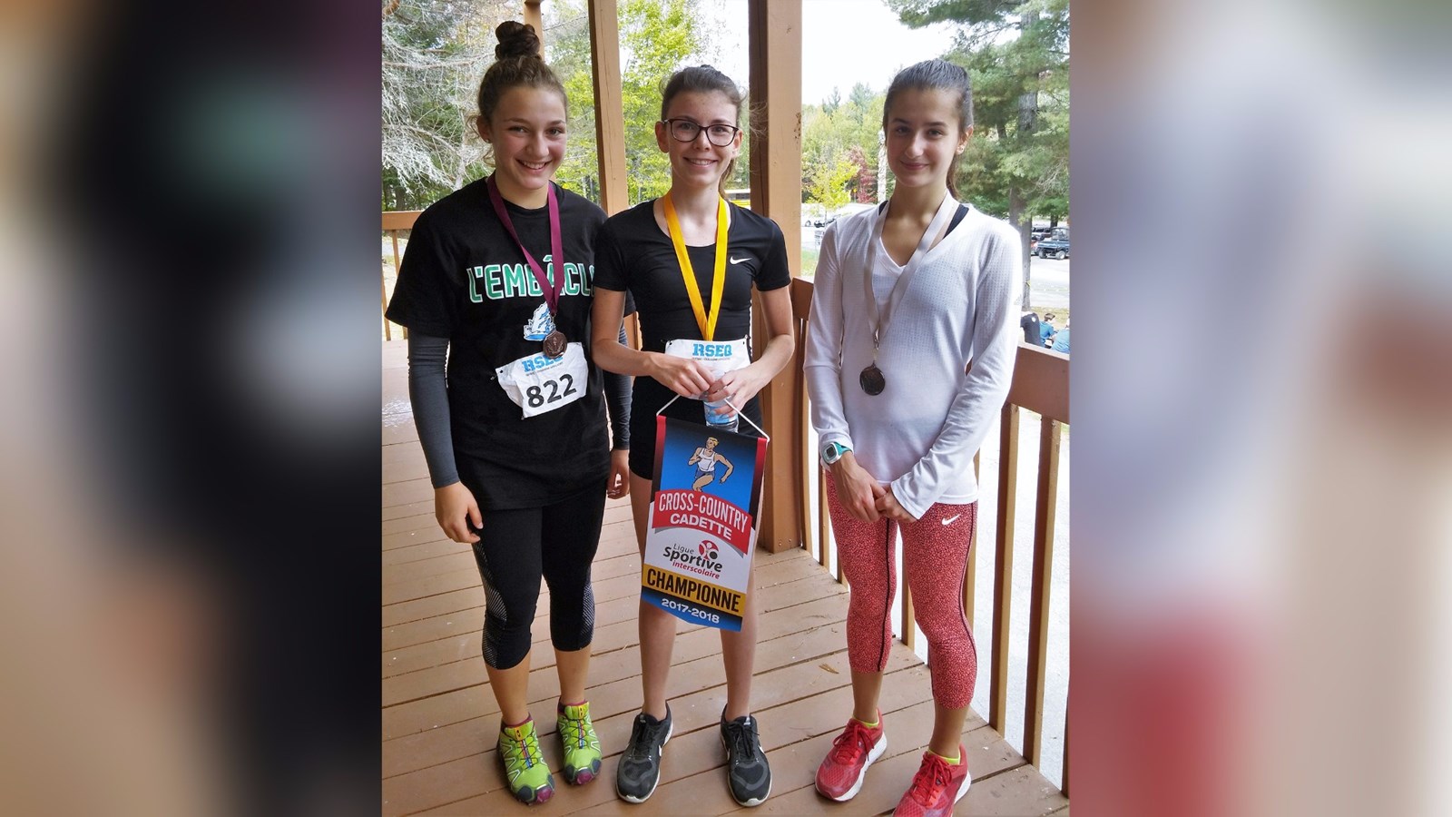 De gauche à droite : les athlètes qui se sont démarquées dans la catégorie cadet féminin lors de cette compétition sont Béatrice Bilodeau de la polyvalente Benoît-Vachon de Sainte-Marie (3e position), Marianne Gagné de l'école secondaire Veilleux de Saint-Joseph (1re position) et Moïra Coulombe de la polyvalente Benoît-Vachon de Sainte-Marie (2e position).