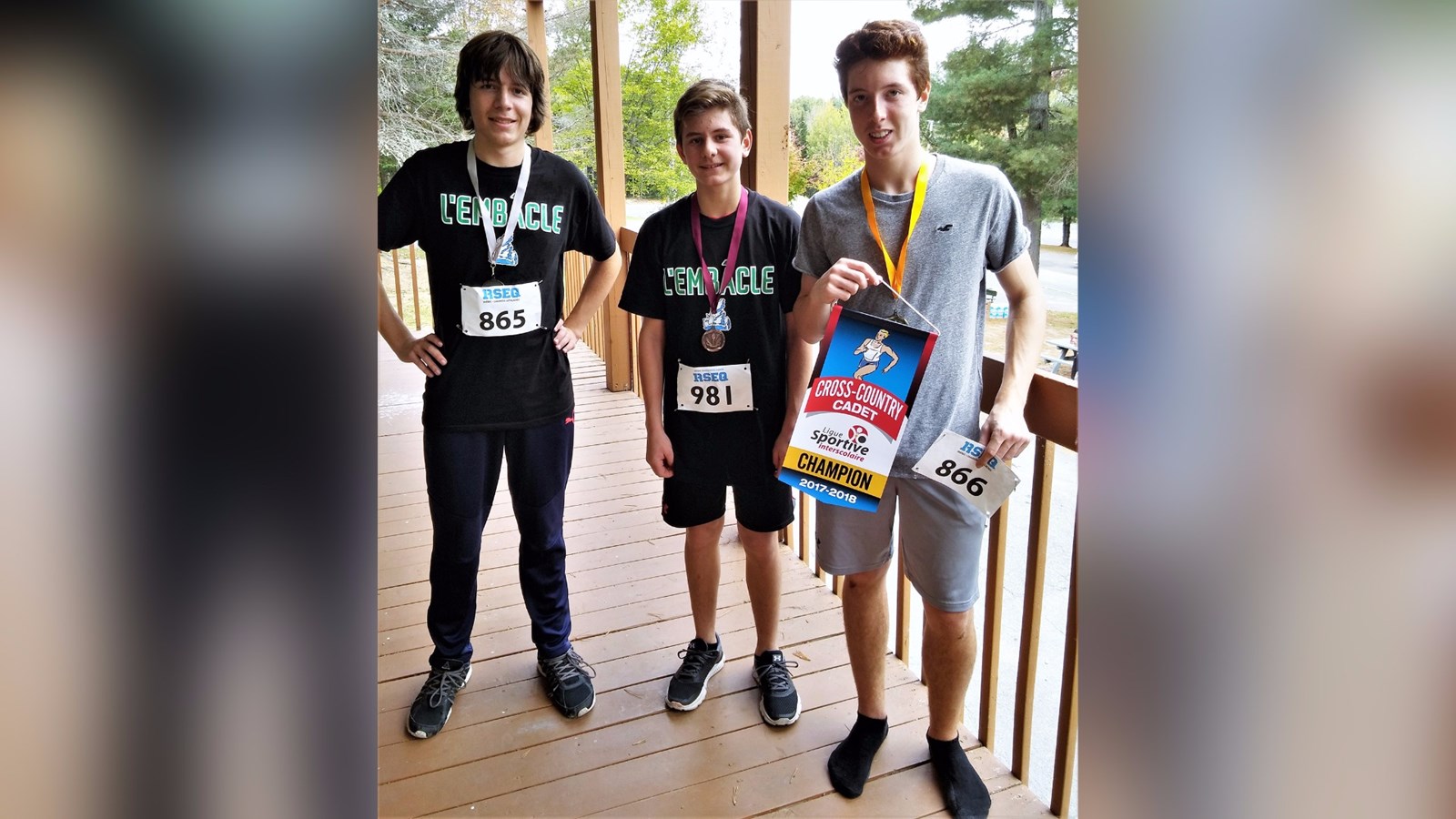 De gauche à droite : les athlètes qui se sont démarqués dans la catégorie cadet masculin lors de cette compétition sont Andy Lehoux de la polyvalente Benoît-Vachon de Sainte-Marie (2e position), Antoine Laplante de la polyvalente Benoît-Vachon de Sainte-Marie (3e position) et Maxime Breton de la polyvalente Bélanger de Saint-Martin (1re position).