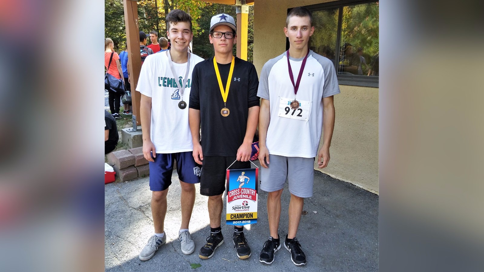 De gauche à droite : les athlètes qui se sont démarqués dans la catégorie juvénile masculin lors de cette compétition sont Ludovic Pelletier de la polyvalente Benoît-Vachon de Sainte-Marie (2e position), Brian Gilbert de la polyvalente des Abénaquis de Saint-Prosper (1re position) et Thomas Turmel de l'école secondaire Veilleux de Saint-Joseph (3e position).