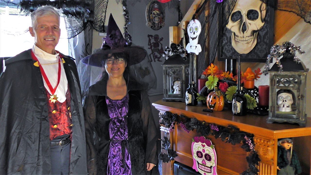 Dans cette capsule d'Hier à aujourd'hui avec Normand DeLessard, Normand présente la famille Bisson, qui est passionnée par la fête de l'Halloween.