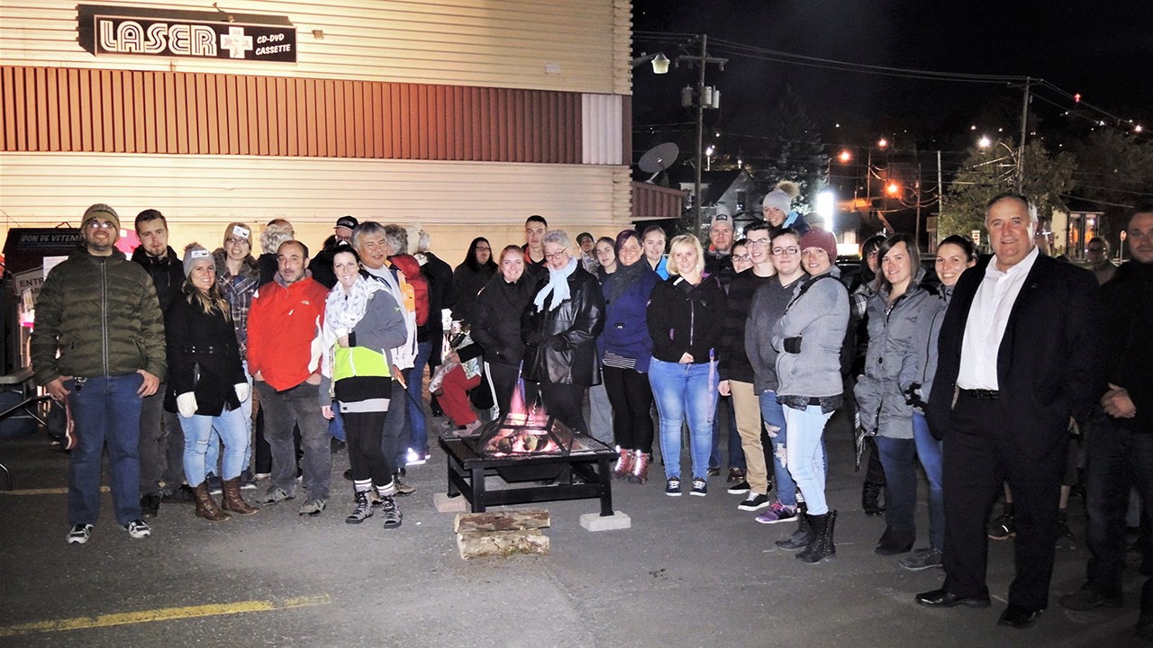 Plus d'une trentaine de participants étaient déjà rassemblés, vers 19 h 30, autour du brasero, symbole de la Nuit des sans-abri, lors de la 9e édition de l'événement qui s'est déroulée le vendredi 20 octobre 2017 à Saint-Georges. Le député de Beauce-Sud, Paul Busque (à droite complètement de la photo), était également de la partie.