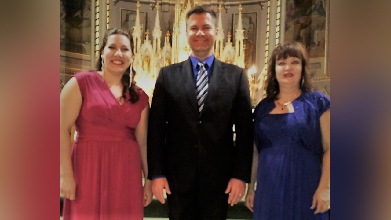 Les sopranos Evelyne Larochelle et Rachelle Thibodeau, entourant le pianiste Dominique Gagnon.