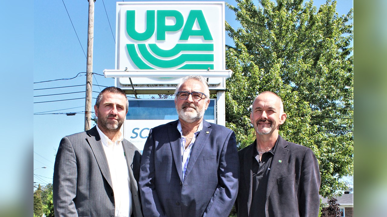 Paul Doyon, président de la Fédération de l’UPA de la Chaudière-Appalaches, entouré à gauche de James Allen, 1er vice-président, et à droite de Jean Lambert, 2e vice-président.