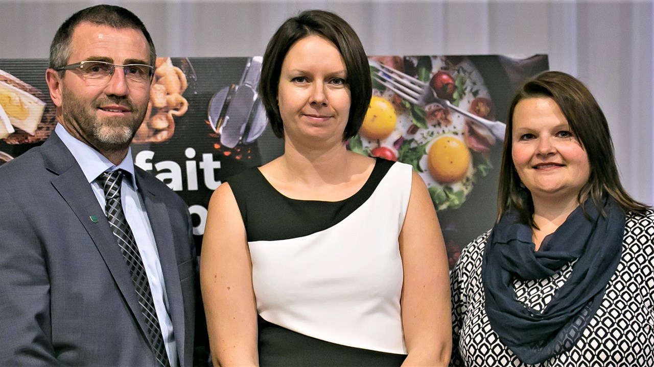 La récipiendaire de la bourse de 250 $, Julie Pouliot (ferme Gueule fine de Sainte-Marie), entourée de James Allen (vice-président de la Fédération de l’UPA de la Chaudière-Appalaches et président du Collectif en formation agricole) et de Sandy Roy (répondante en formation agricole).