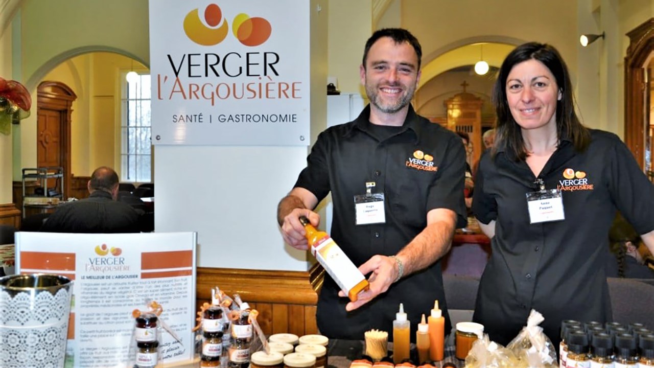 La présidence d’honneur du 33e Salon des Artistes et Artisans de Beauce a été confiée à un couple qui œuvre dans le secteur de l’agroalimentaire, soit Hugo Laquerre et Anne Paquet, du Verger L’Argousière de Saint-Côme-Linière.