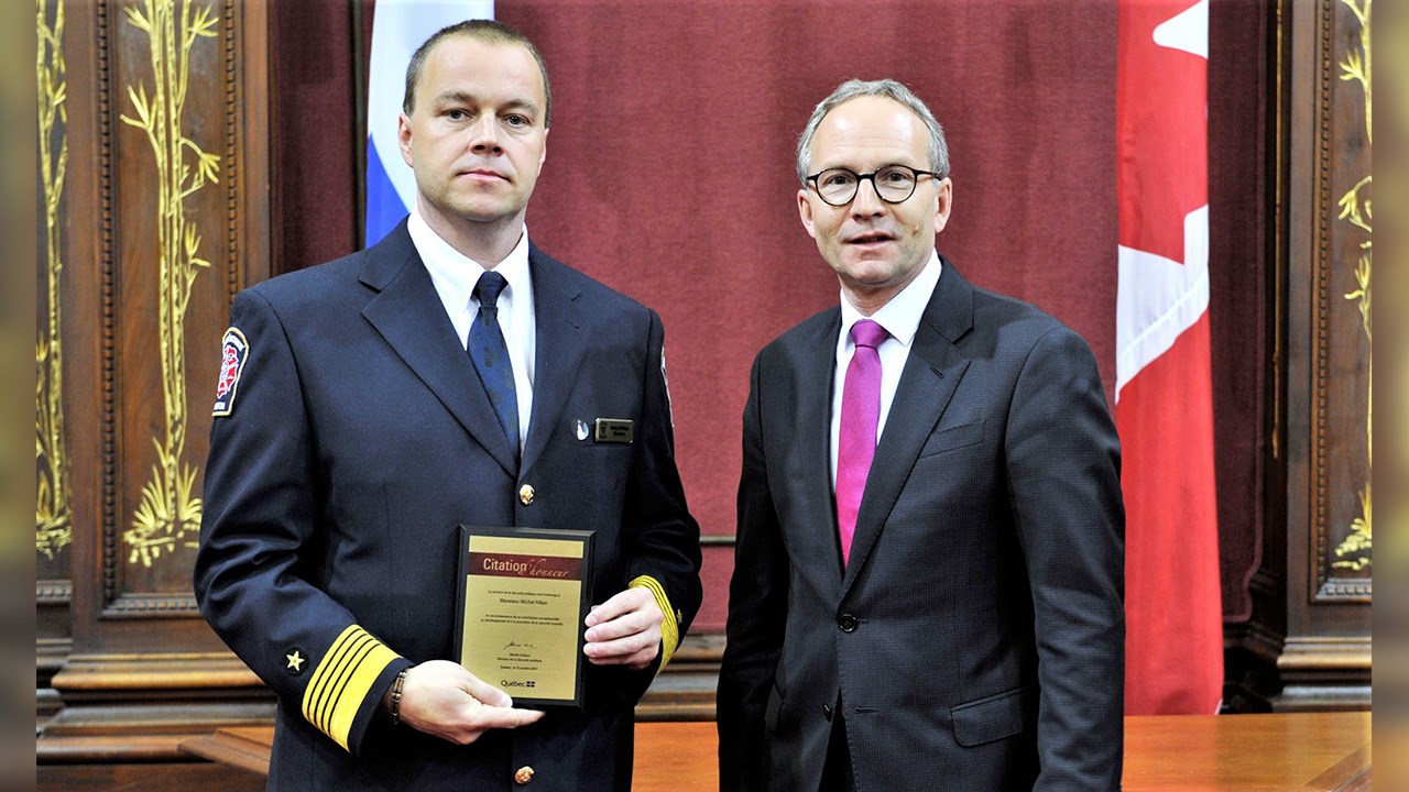 Michel Fillion, chef de la sécurité incendie de la municipalité de Lambton, et Martin Coiteux, ministre des Affaires municipales et de l’Occupation du territoire, ministre de la Sécurité publique et ministre responsable de la région de Montréal. 