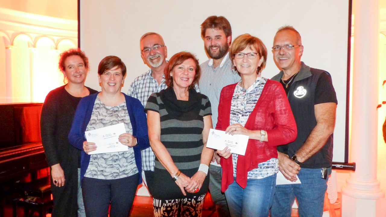 De gauche à droite : Caroline Lacombe (1er prix), Dany Mercier (2e prix et Coup de cœur du public), Alain Rodrigue (3e prix), Solange Thibodeau, conseillère municipale, Keven Lachance (Mention), Lyne Sylvain (Coup cœur du juge Johanne Maheux), Daniel Vachon (Coup de cœur du juge Nicole Gilbert) – Absente de la photo Renée Mathieu (Coup cœur du juge Liette Gilbert).