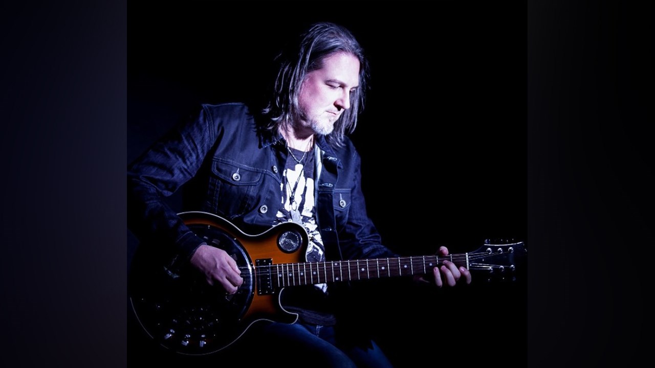Le chanteur Jeff Dubé, qui a oeuvré pendant plus de 20 ans comme chanteur du groupe Noir Silence, lancera son album « Ménestrel » à l'Entrecours du Cégep Beauce-Appalaches, à Saint-Georges, lors du vendredi 3 novembre 2017.