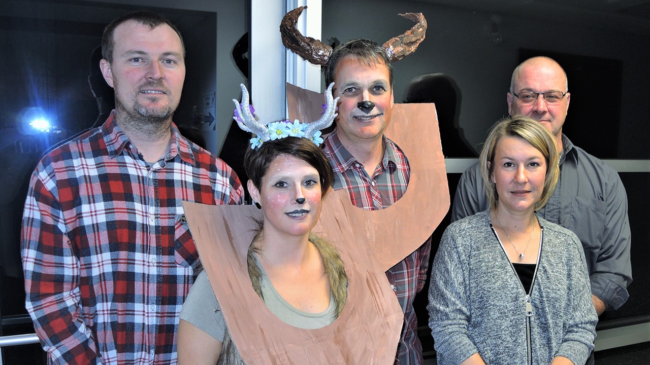 Le comité organisateur de la 2e édition du festival Saint-Philibière. De gauche à droite : Jean-Marc Deran, photographe de l'événement, Marie-Claude-Paradis, organisatrice de la soirée, et François Morin, conseiller municipal de Saint-Philibert, tous deux déguisés en trophées de chasse pour l'occasion, Stéphanie Vaillancourt, ainsi que Louison Busque, conseiller municipal de Saint-Philibert également.