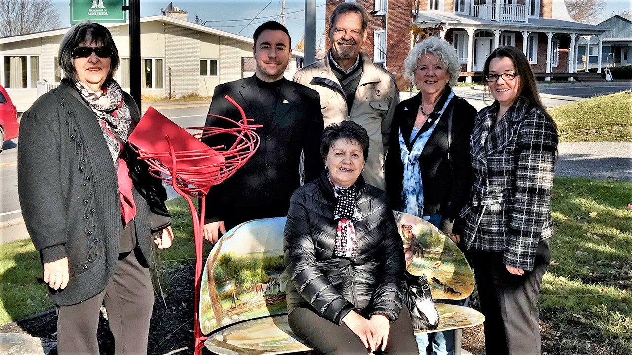 De gauche à droite : Louise Senécal, conseillère responsable des arts, du patrimoine et de la culture à Saint-Victor, Jonathan V. Bolduc, maire de la municipalité, André Spénard député de Beauce-Nord, Solange Lessard Bernard, présidente de la Société du patrimoine de Saint-Victor, Annie Mathieu, représentante de la Caisse Desjardins des Sommets de la Beauce et Ginette Plante, représentante de la Fabrique de Saint-Victor.