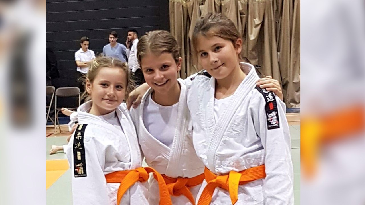 De gauche à droite, Leah Michaud (médaillée d'argent), Florane Beaulieu (médaillée de bronze) et Charline Bourque (médaillée d'or). 