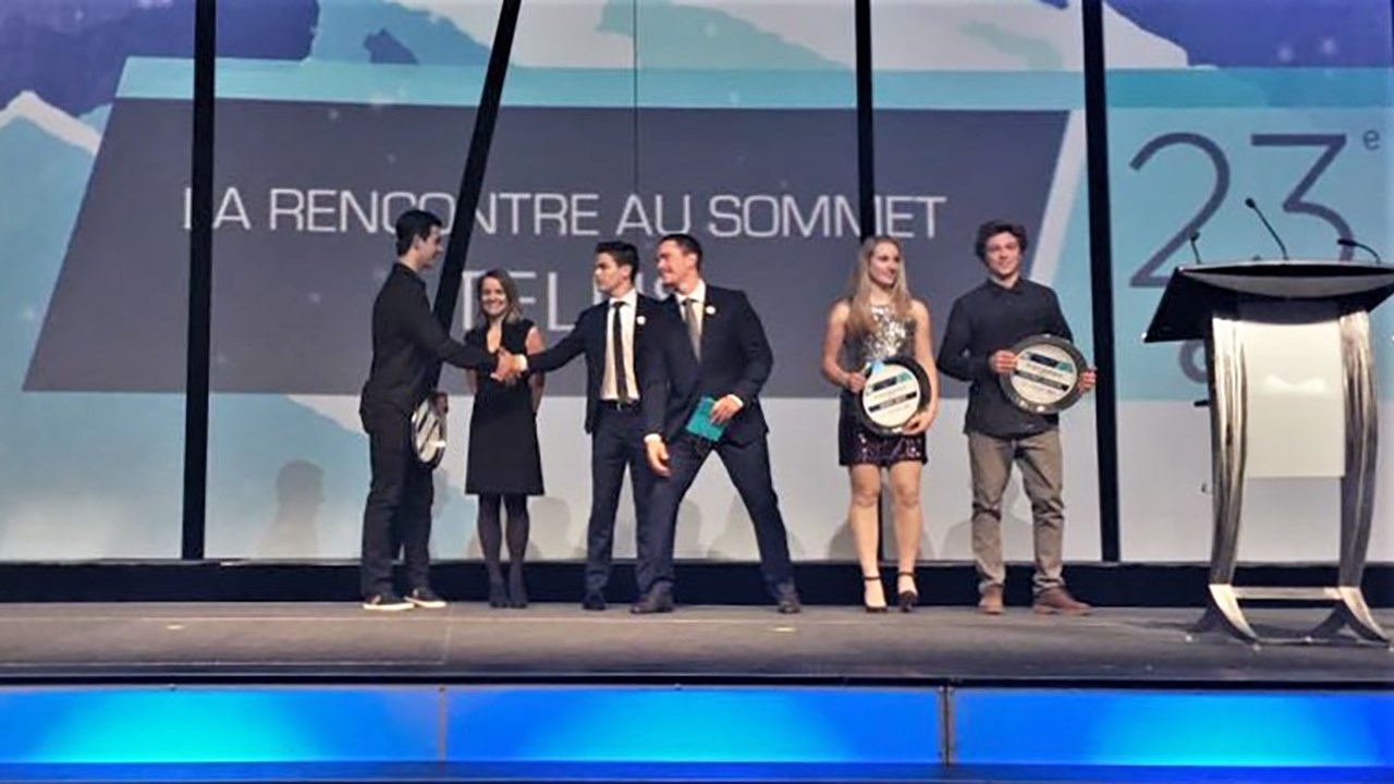 Éliot Grondin remporte le prix Étoile montante en snowboard à Laval