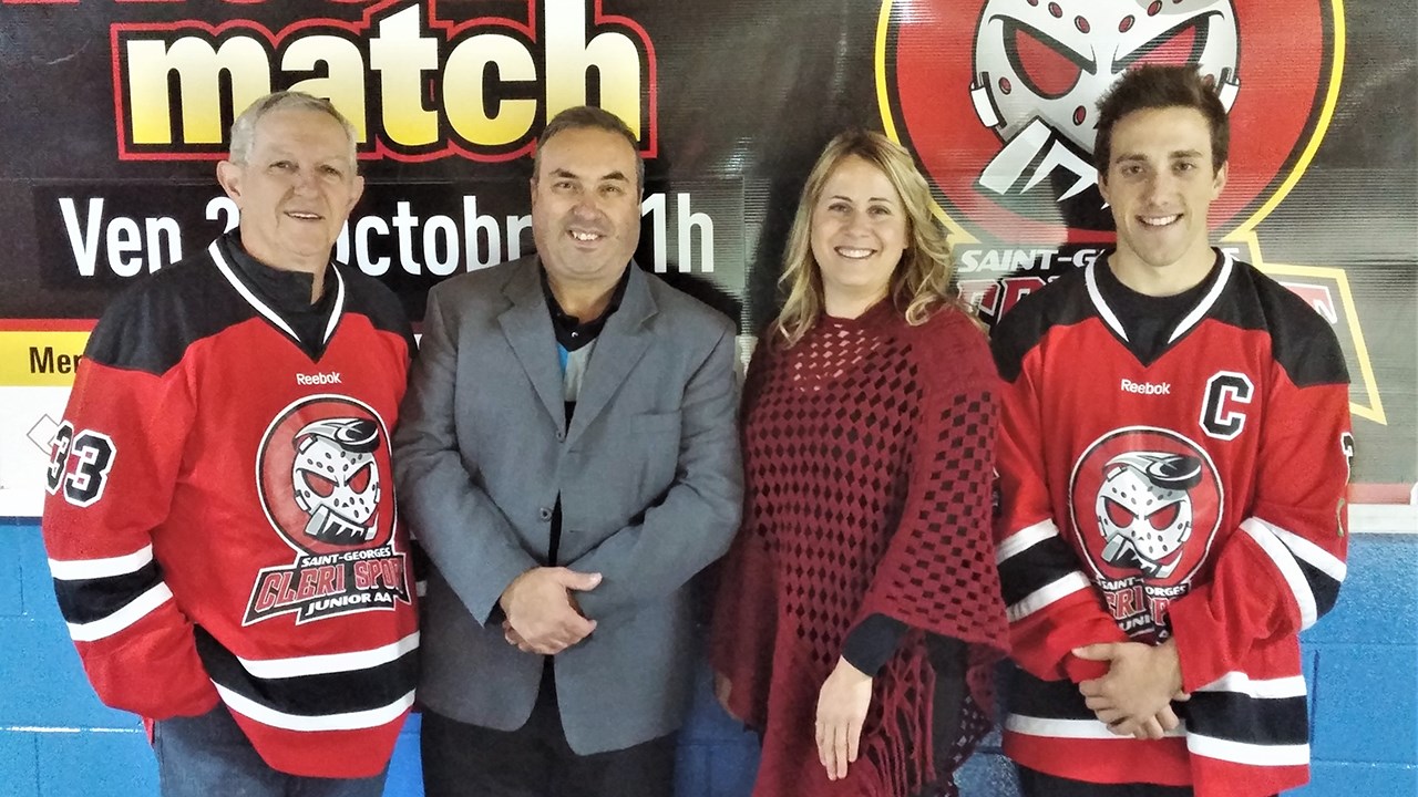 Au centre, Stéphane Poulin, entraîneur-chef du Cléri Sport et Annie Poulin, directrice d’Alphare, entourés de Régis Vallée (à gauche), président d’Alphare et de Pascal Fleury (à droite), capitaine de l’équipe.
