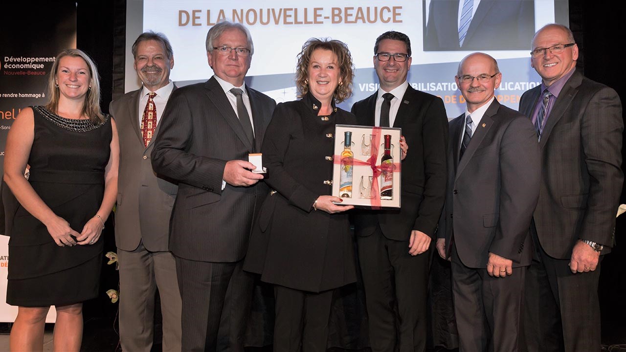De gauche à droite : Marlène Bisson, directrice des opérations et commissaire industrielle de DENB, André Spénard, député de Beauce-Nord, Michel Lehoux, récipiendaire, Gaétane Simard, conjointe de M. Lehoux, André Bonneville, président de DENB, Richard Lehoux du préfet de la MRC de La Nouvelle-Beauce et Claude Drouin, directeur du développement des affaires et commissaire industriel de DENB.