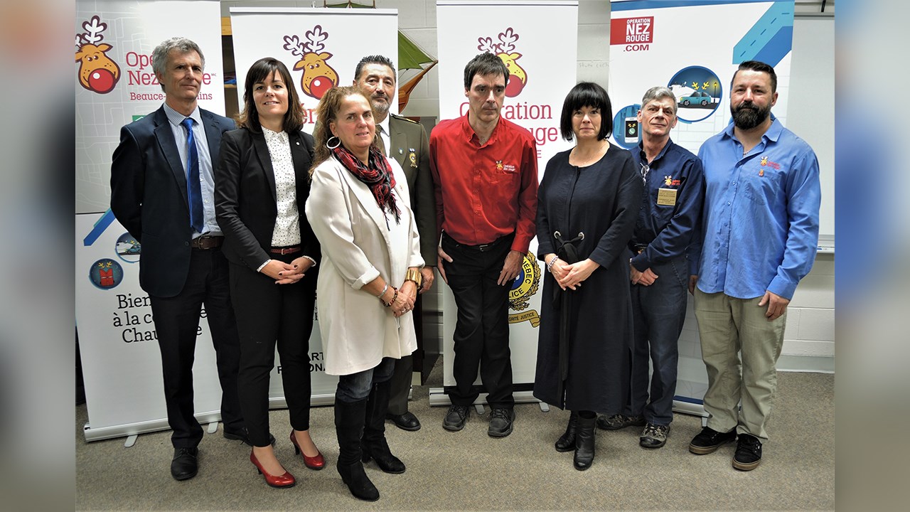 Au centre, en rouge, Steeve Labbé, coordonnateur de l'Opération Nez rouge Beauce-Etchemins, entouré des maîtres d'oeuvres et des représentants des différents partenaires de l'événement, dont la Commission scolaire de la Beauce-Etchemin, la Sûreté du Québec, la Société de l'assurance automobile du Québec, ainsi que Desjardins.