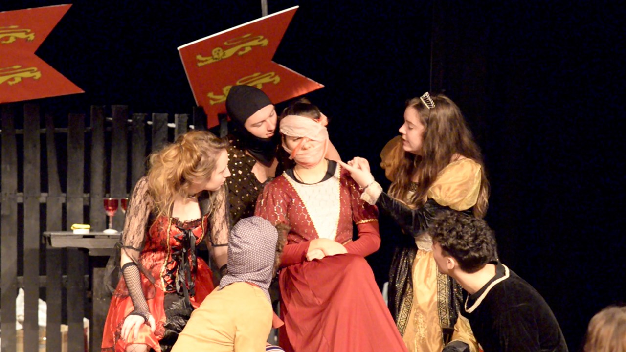 Des finissants du Cégep rendent un hommage satirique à Shakespeare