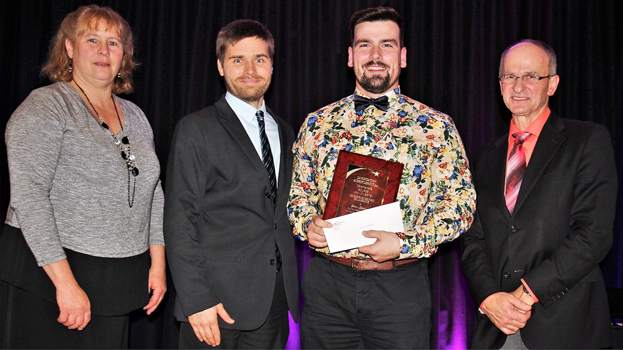 Yann Lefebvre (2e à partir de la droite) est un jeune éleveur porcin de 24 ans qui est finissant du programme de Gestion et technologies des entreprises agricoles du Cégep de Victoriaville. Il est la quatrième génération sur la Ferme Freddy Lefebvre Inc. de Saint-Patrice-de-Beaurivage.