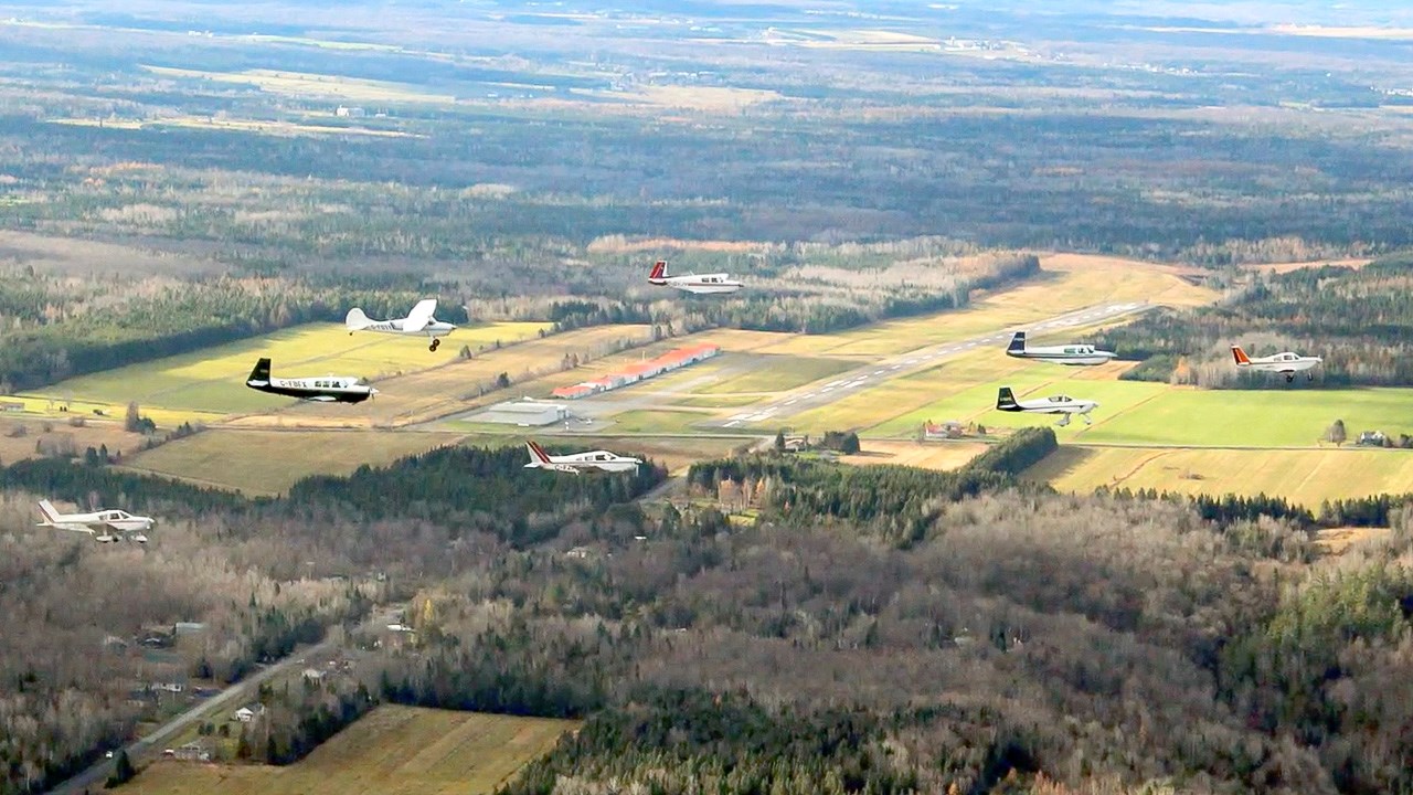 Neuf pilotes du CAB ont survolé Québec pour se préparer au Jour du Souvenir