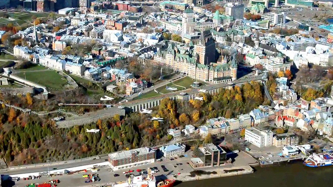 Neuf pilotes du CAB ont survolé Québec pour se préparer au Jour du Souvenir