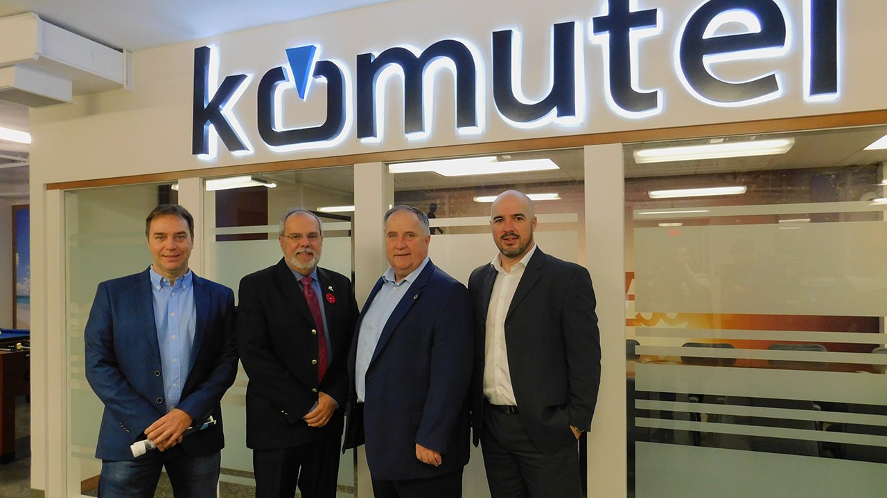 Richard Poulin (chef de l'exploitation chez Komutel), Claude Morin (maire de Saint-Georges), Paul Busque (député de Beauce-Sud) et Carl Maras (chargé de projet chez Komutel).