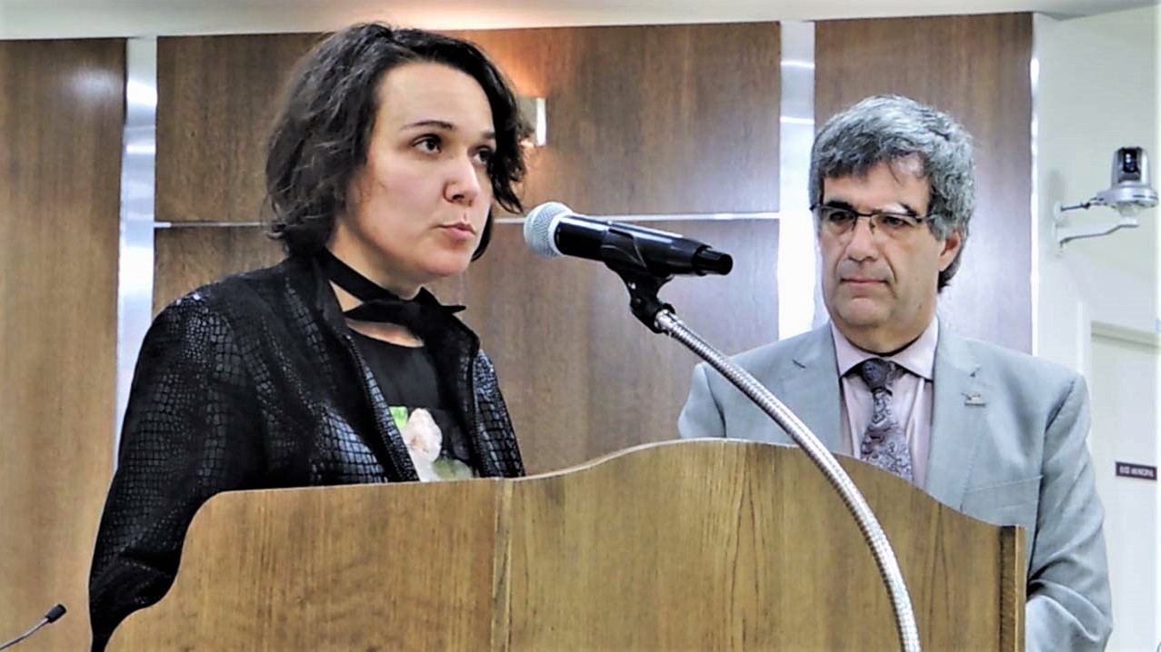 La nouvelle conseillère municipale pour le district numéro 4 à Saint-Georges, Esther Fortin, en compagnie du directeur général adjoint et greffier de la Ville de Saint-Georges, Jean McCollough, lors de l'assermentation de Madame Fortin au premier conseil municipal après les élections 2017. 