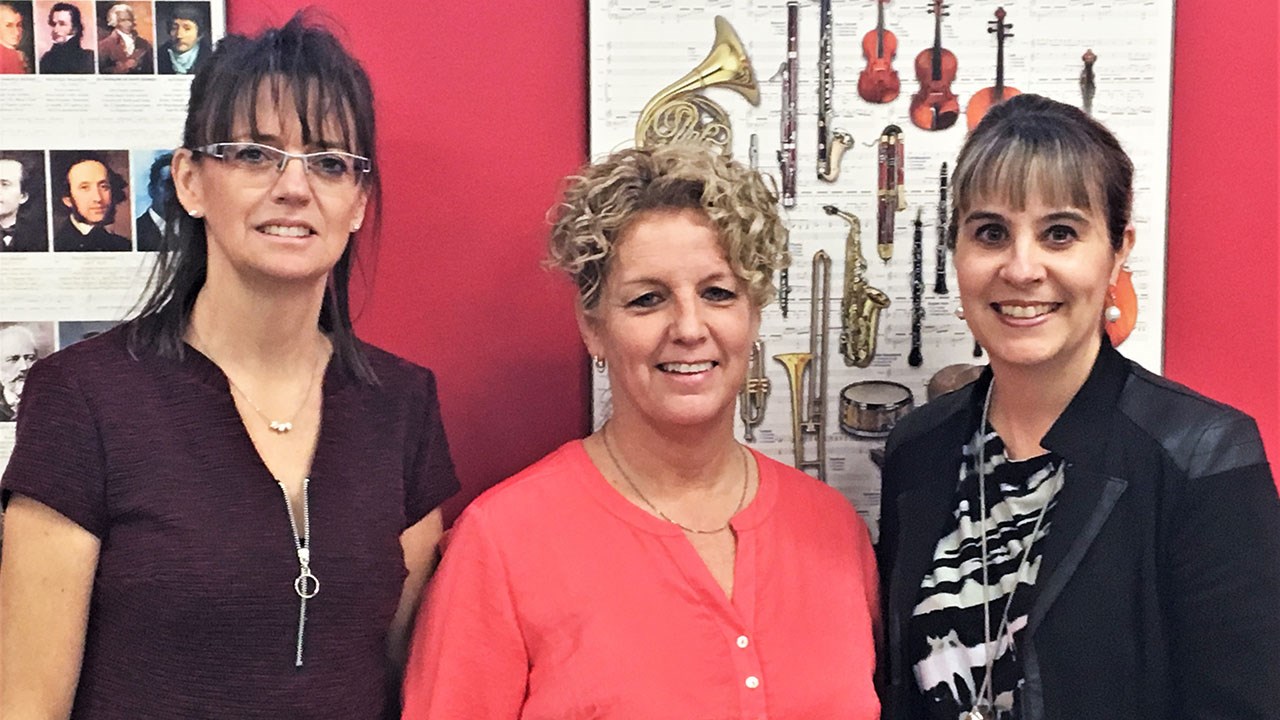 Annie Laflamme, Sophia Cyr et Esther Clément, enseignantes en musique dans trois écoles primaires de Sainte-Marie.