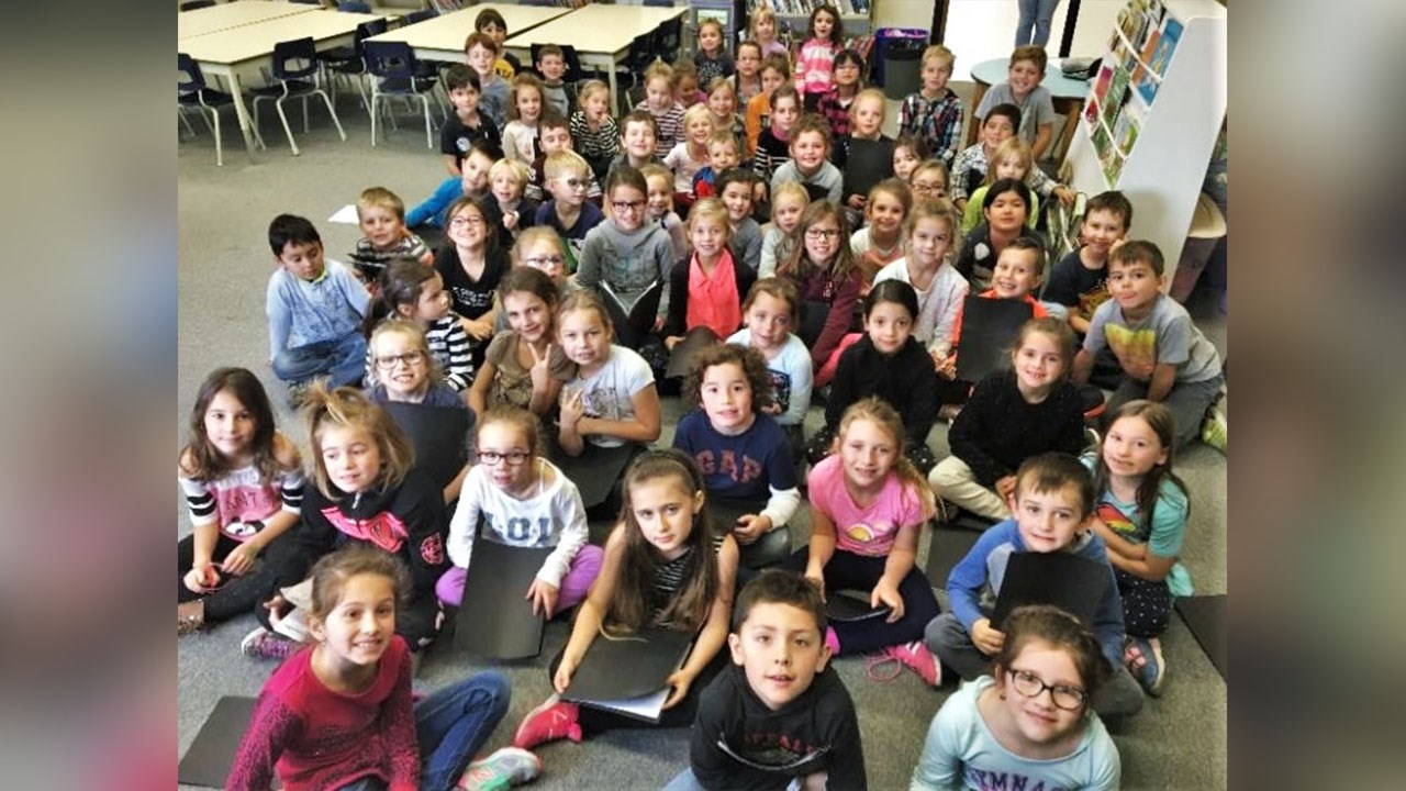 La chorale de l'école l'Éveil de Sainte-Marie.