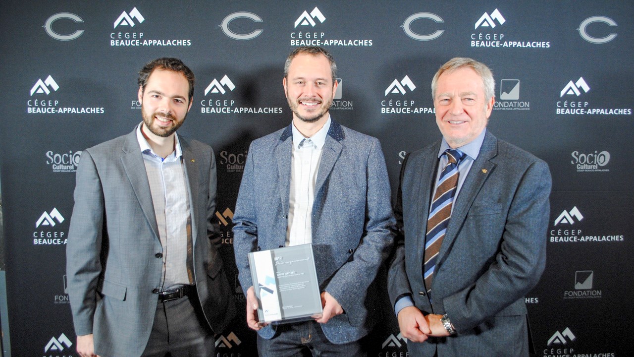 David Mathieu, récipiendaire du prix Rayonnement, entouré de Pierre-Luc Rodrigue, président du conseil d’administration du Cégep, et de Mario Landry, son directeur général.