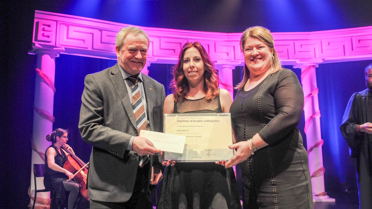 Sarah Breton, première diplômée sourde du Cégep, entourée de Mario Landry, directeur général de l'établissement, et de Lison Chabot, directrice des études du Cégep.