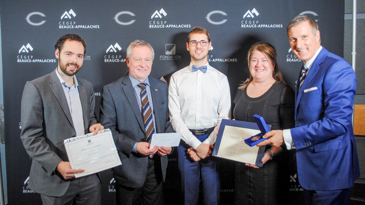 Nicolas Blais, récipiendaire de la médaille académique du Gouverneur général (au centre), entouré de Pierre-Luc Rodrigue, président du conseil d'administration du Cégep, Mario Landry, directeur général, Lison Chabot, directrice des études, et de Maxime Bernier, député fédéral de Beauce.