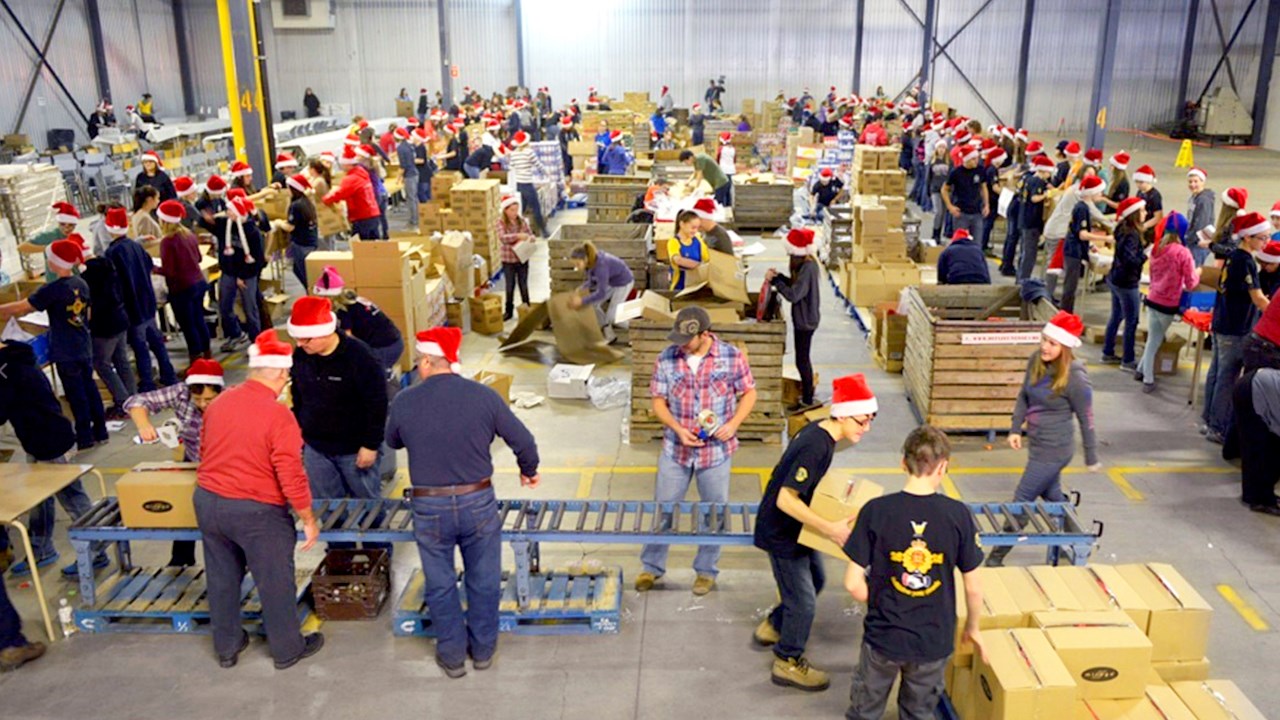Près de 130 bénévoles confectionneront 2 350 paniers de Noël samedi à Moisson Beauce