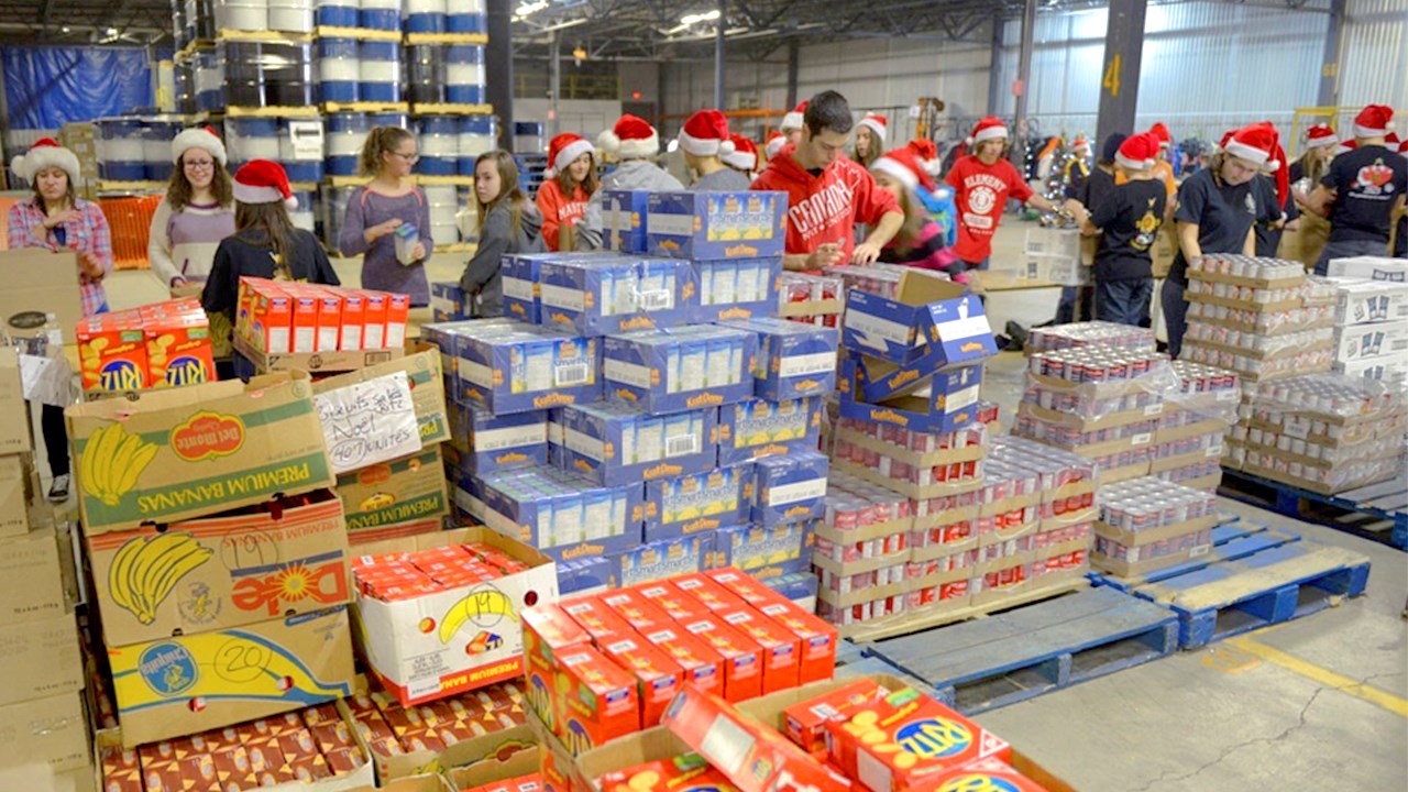 Près de 130 bénévoles confectionneront 2 350 paniers de Noël samedi à Moisson Beauce