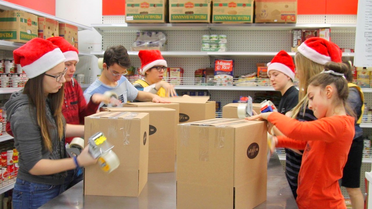 Près de 130 bénévoles confectionneront 2 350 paniers de Noël samedi à Moisson Beauce
