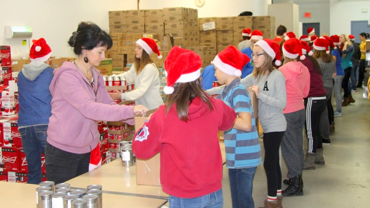 Près de 130 bénévoles confectionneront 2 350 paniers de Noël samedi à Moisson Beauce
