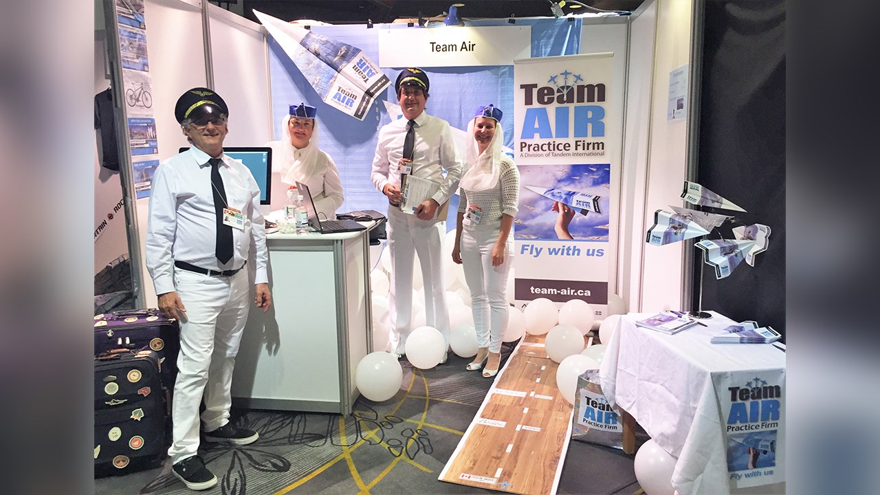 Les participants et les intervenants du volet anglophone de Tandem International, Team Air, ont simulé la vente des produits et des services provenant de l'entreprise Grondair de Saint-Frédéric à la 20e Foire commerciale canadienne des entreprises d’entraînement, qui s'est déroulée lors des 15 et 16 novembre derniers à Chicoutimi.