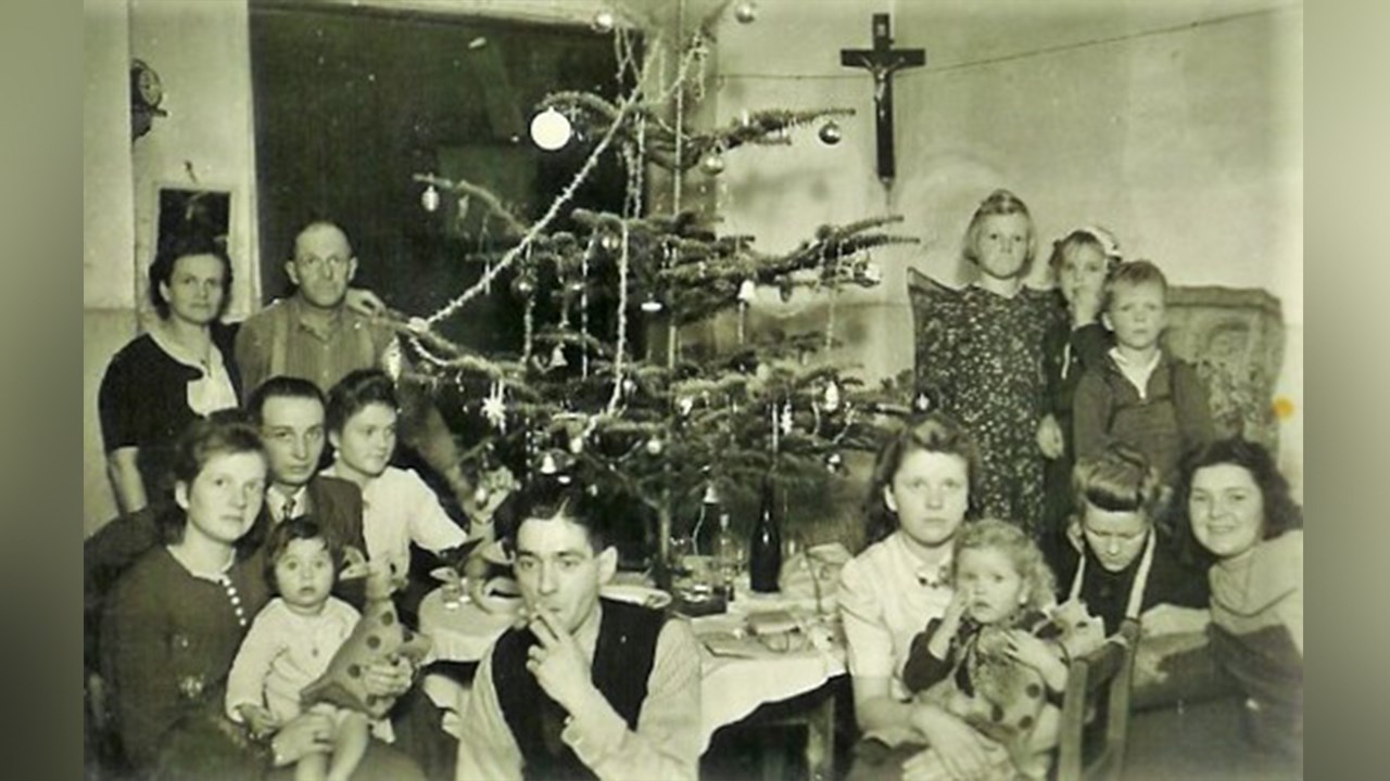 Dans cette capsule d'Hier à aujourd'hui avec Normand DeLessard, Normand présente le repas des Fêtes des familles Roy (Emery et Valérie) et Paquet (feu Émile et Alexandrine) de la Beauce en 1960.