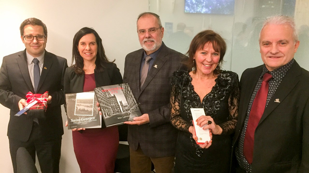 La mairesse de Montréal Valérie Plante accueille Claude Morin maire de Saint-Georges à la Maison des Régions de Montréal.