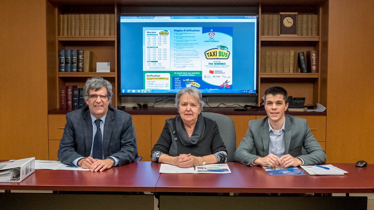 De gauche à droite, Jean McCollough, Irma Quirion et Pierre-Olivier Thibodeau, de Taxibus. 