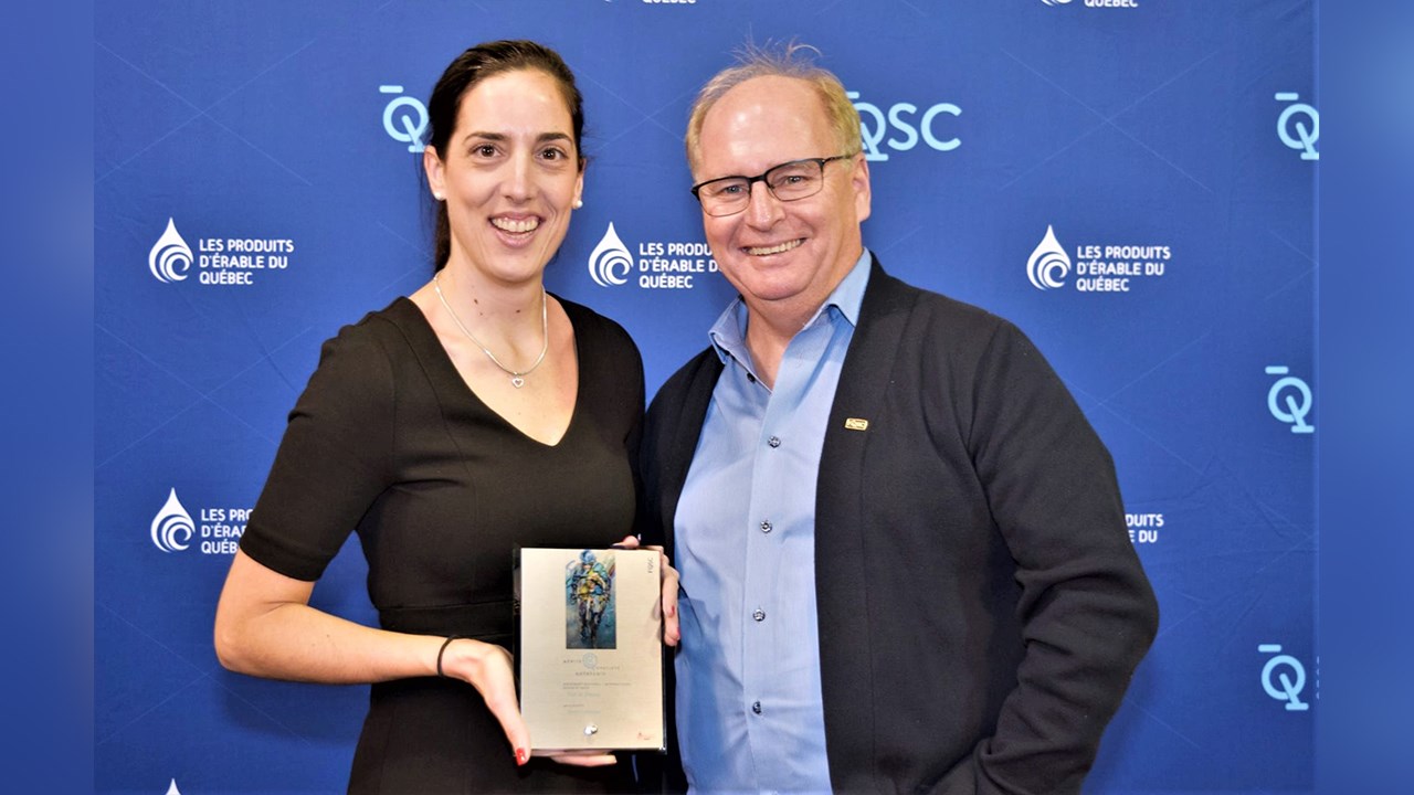 La présidente du conseil d’administration de la Corporation du Grand Cycliste de Beauce qui organise à chaque année l’événement qu’est le Tour de Beauce, Catherine Leblanc, reçoit un prix pour son organisation dans la catégorie « Événement national/international ». Elle est accompagnée de Denis Lévesque, vice-président « Route » et « Piste » au conseil d’administration de la Fédération québécoise des sports cyclistes.