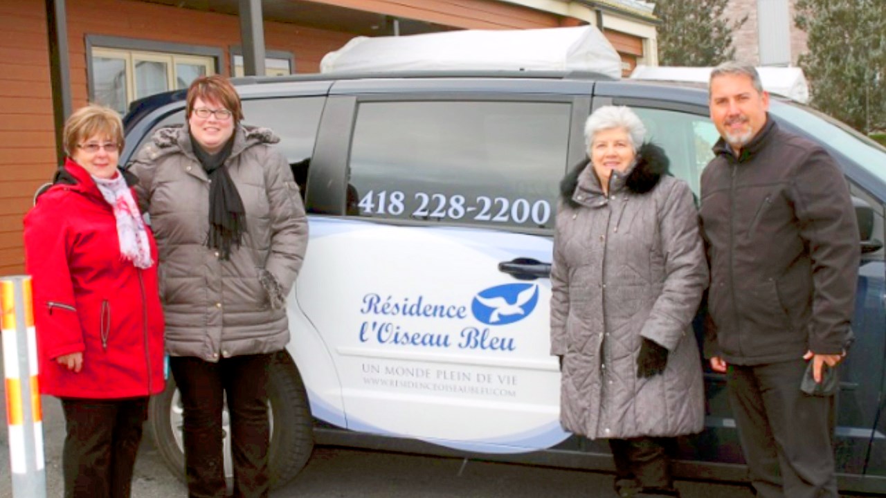 Des résident(e)s de l'Oiseau Bleu confectionnent 800 sacs de bonbons pour Moisson Beauce